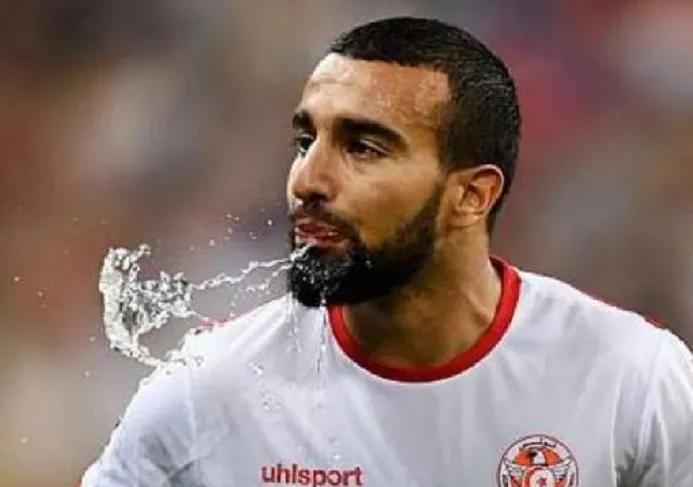 为什么足球运动员喝了饮料吐出来,足球运动员喝的运动饮料