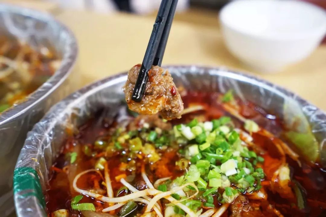 成都老苍蝇馆子一家没名字的冒菜,成都本地人吃的苍蝇馆子冒菜