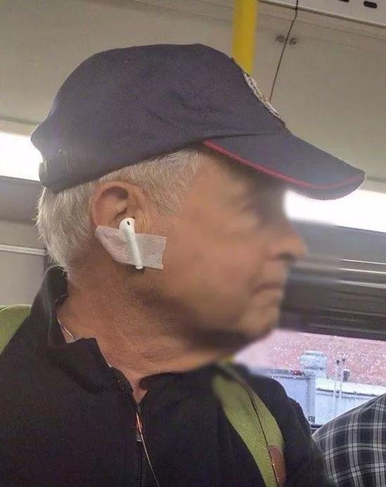 有人谈恋爱都不会取AirPods下来