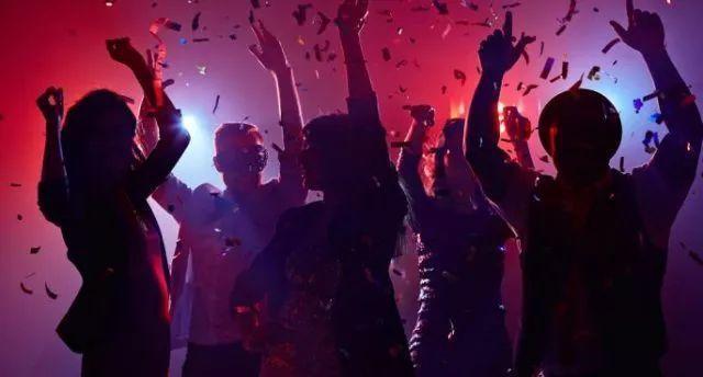 名嘴爆大佬喜找女星开趴，陪其一晚狂赚30万，派对尺度大不堪入目