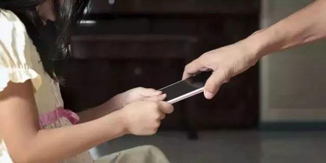 初三孩子玩手机上瘾该咋办,初中生玩手机上瘾家长该如何教育