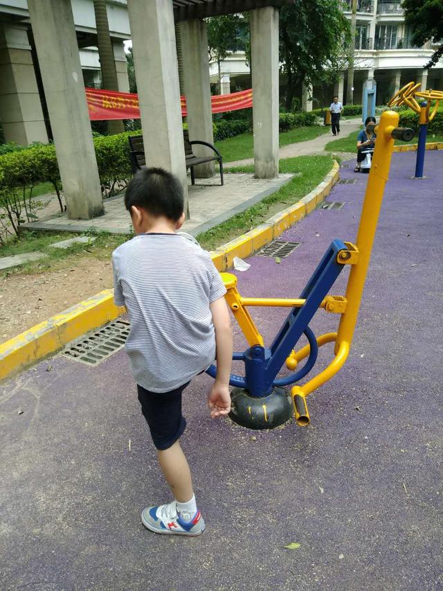 家里有个爱踢球的葫芦娃,喜欢踢球的小朋友