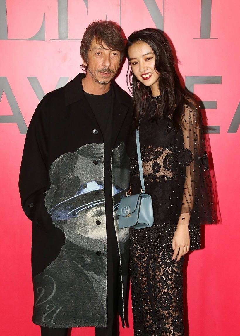 工藤静香的女儿模仿爸爸妈妈拍照,50岁工藤静香和两女儿首同框