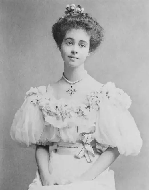 她是美国最富有的女人,却被丈夫冷落,她出轨,首相都为她求情