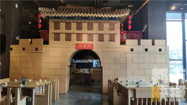 用废弃纸箱造出一座餐厅纸做的单人椅子能承担300斤以内的顾客