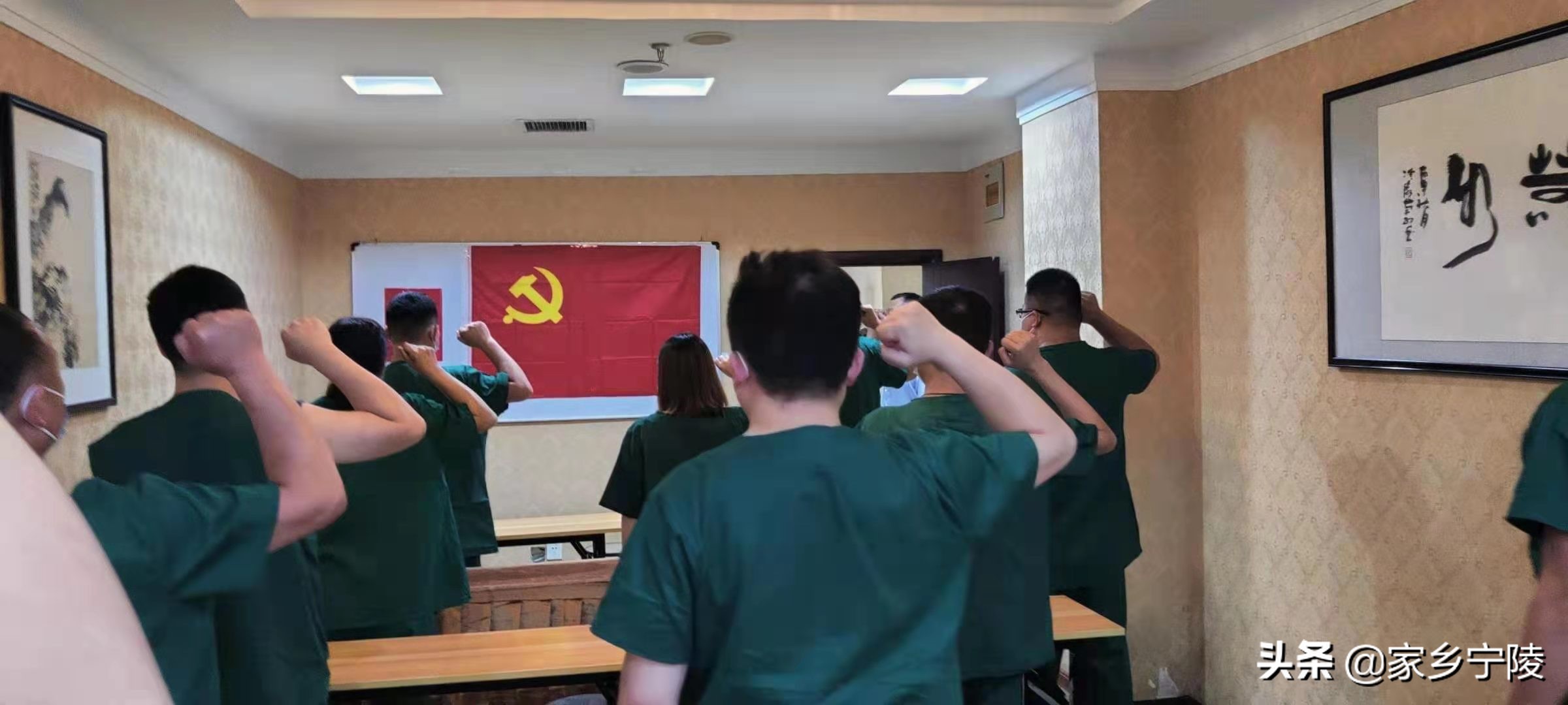 党旗在防疫卡点高高飘扬,党旗在疫情防控一线高高飘扬视频