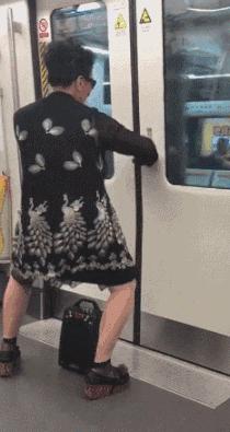 搞笑gif看到你这样我就放心了,搞笑gif这就是立了功走路的样子