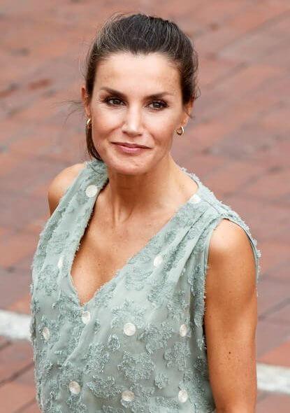 西班牙王后红裙穿搭,西班牙王后穿衣打扮效果