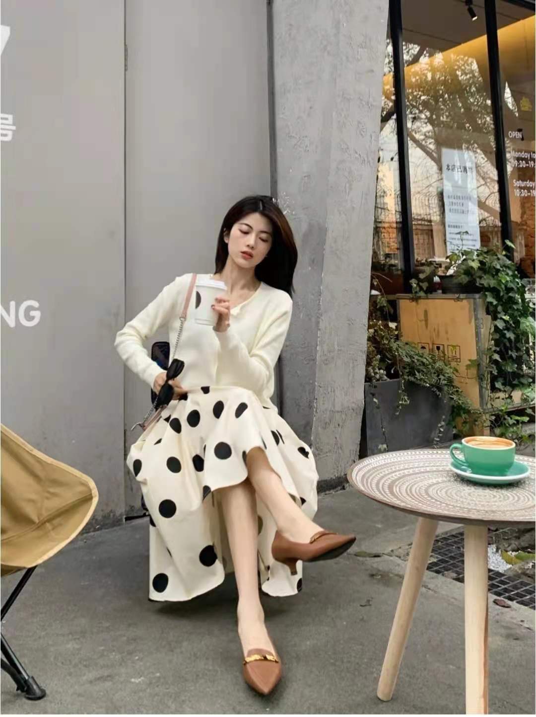 羽绒半身裙配什么上衣外套,秋天半身裙怎么搭配上衣