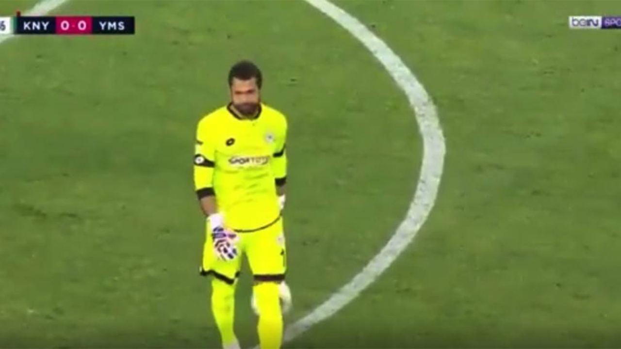 短短4天！继门将13秒被罚下，又现年度最囧犯规，替补场外造点球