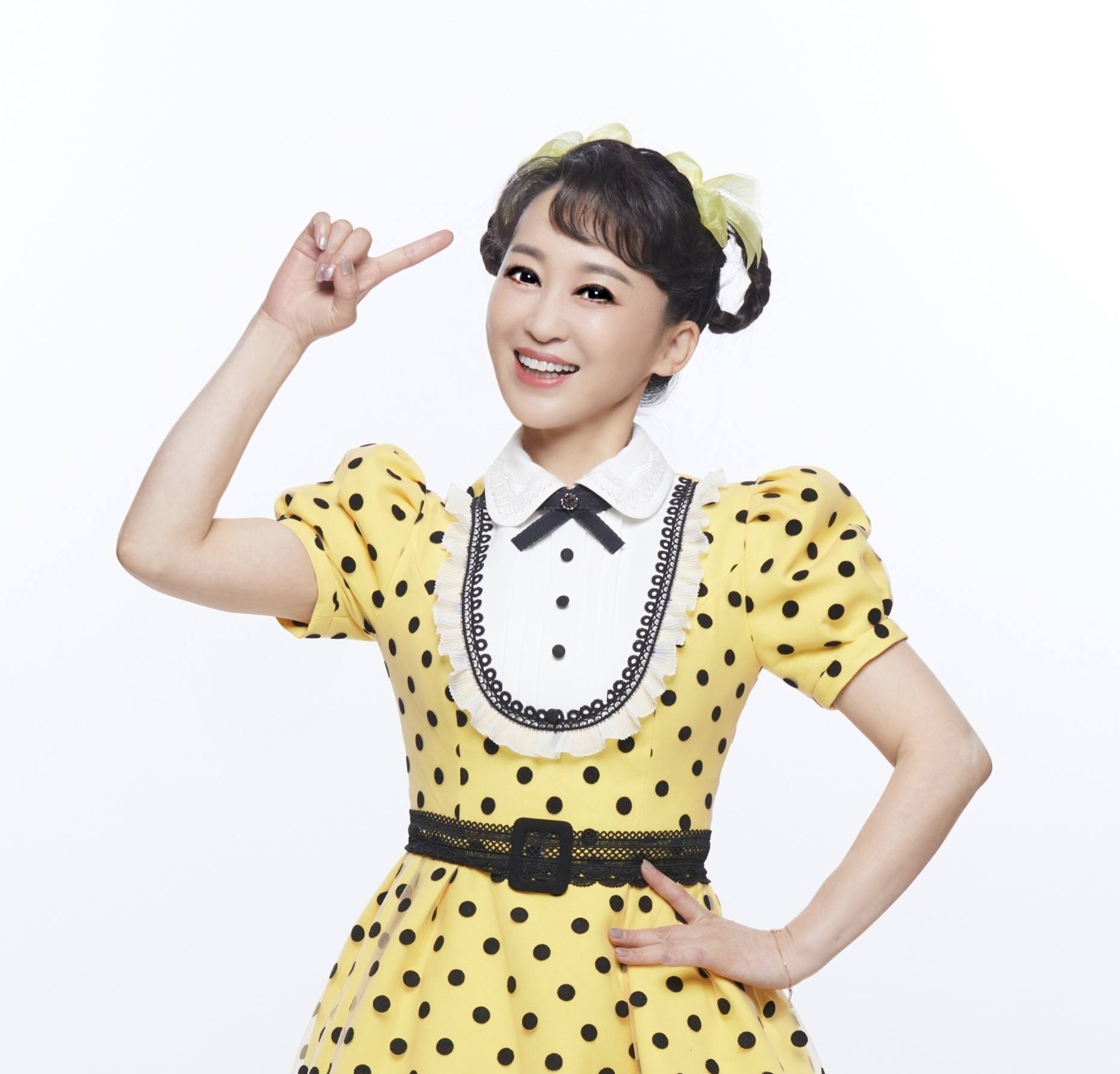 高龄生子、嫁神秘富商、退休成网红，“童年回忆”们变样了吗？