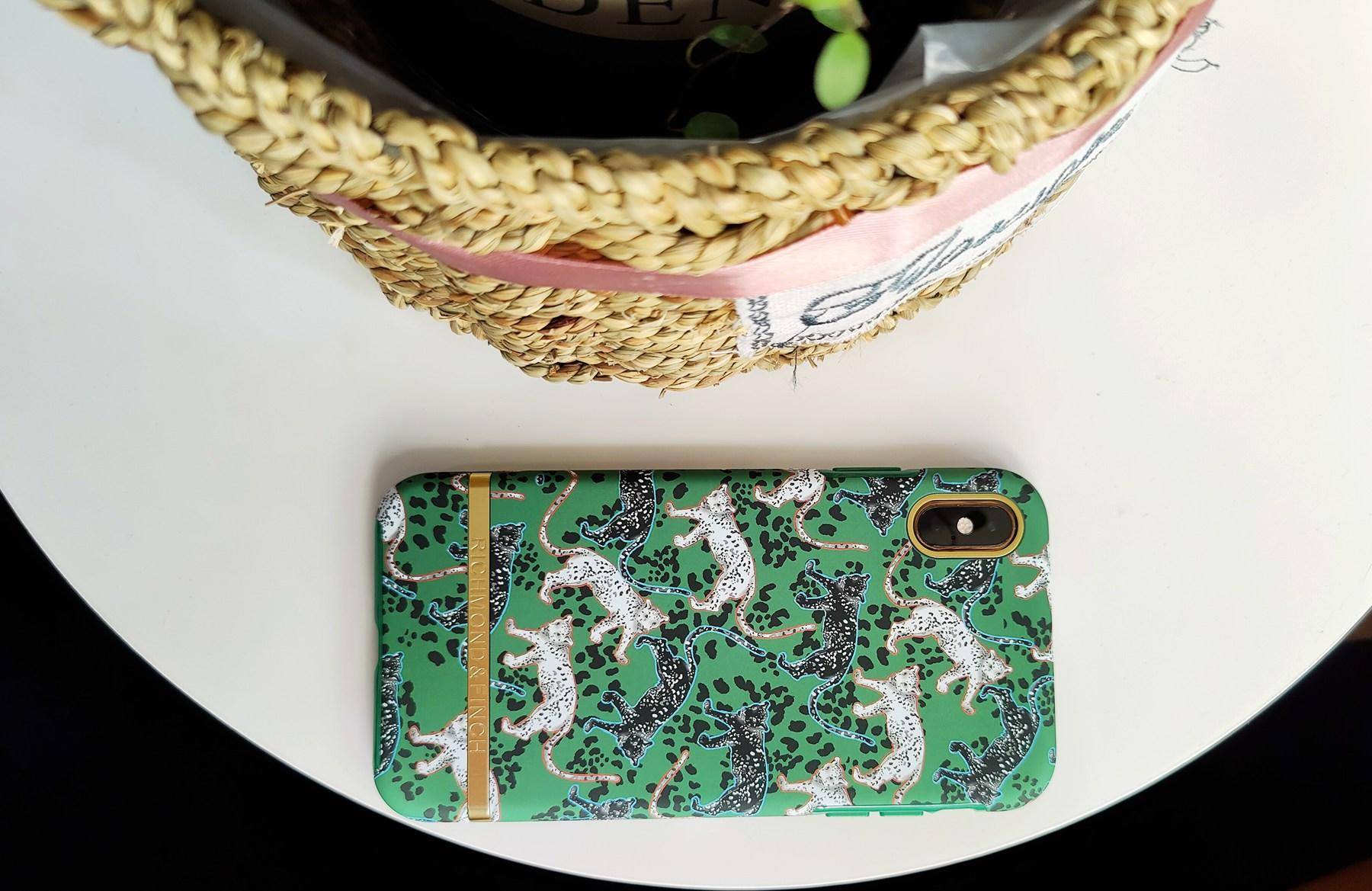 richmondfinch苹果xsmax手机壳,换一张新的手机壳