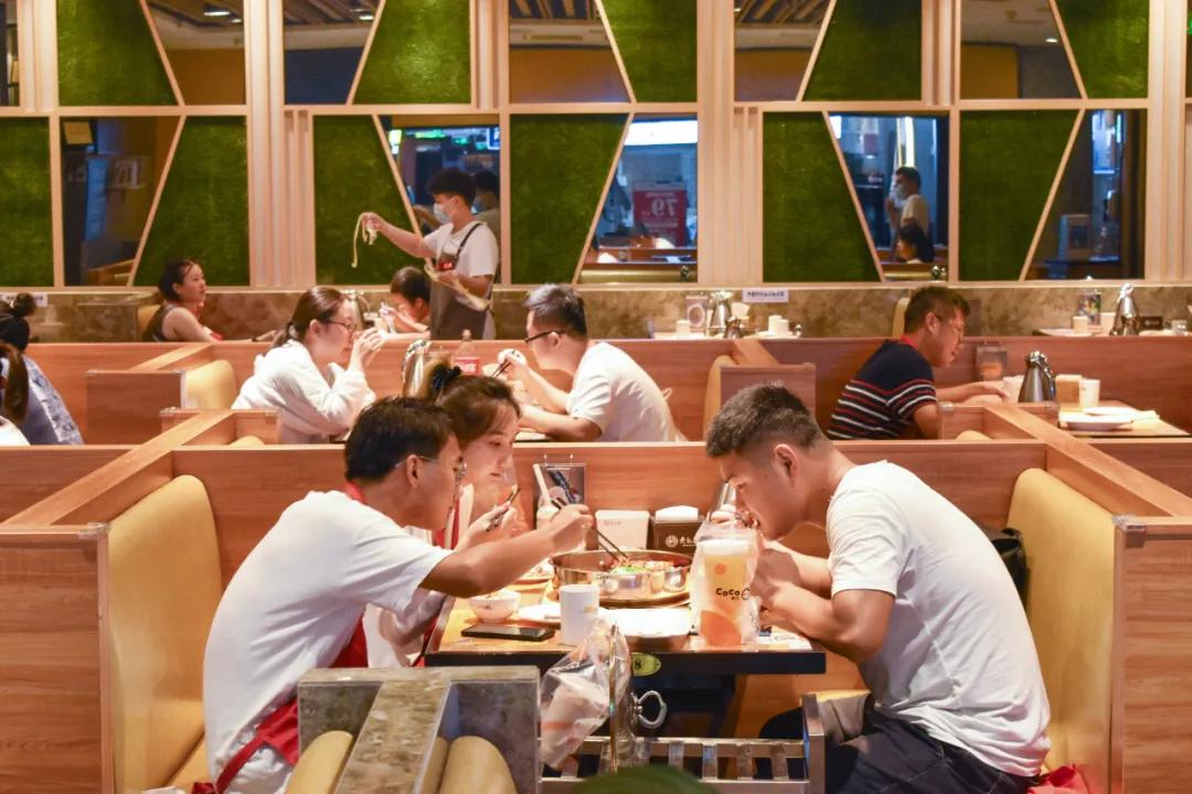 郑州餐饮业未见报复性消费,街边商家有的弃店打工有的*款贷**继续干