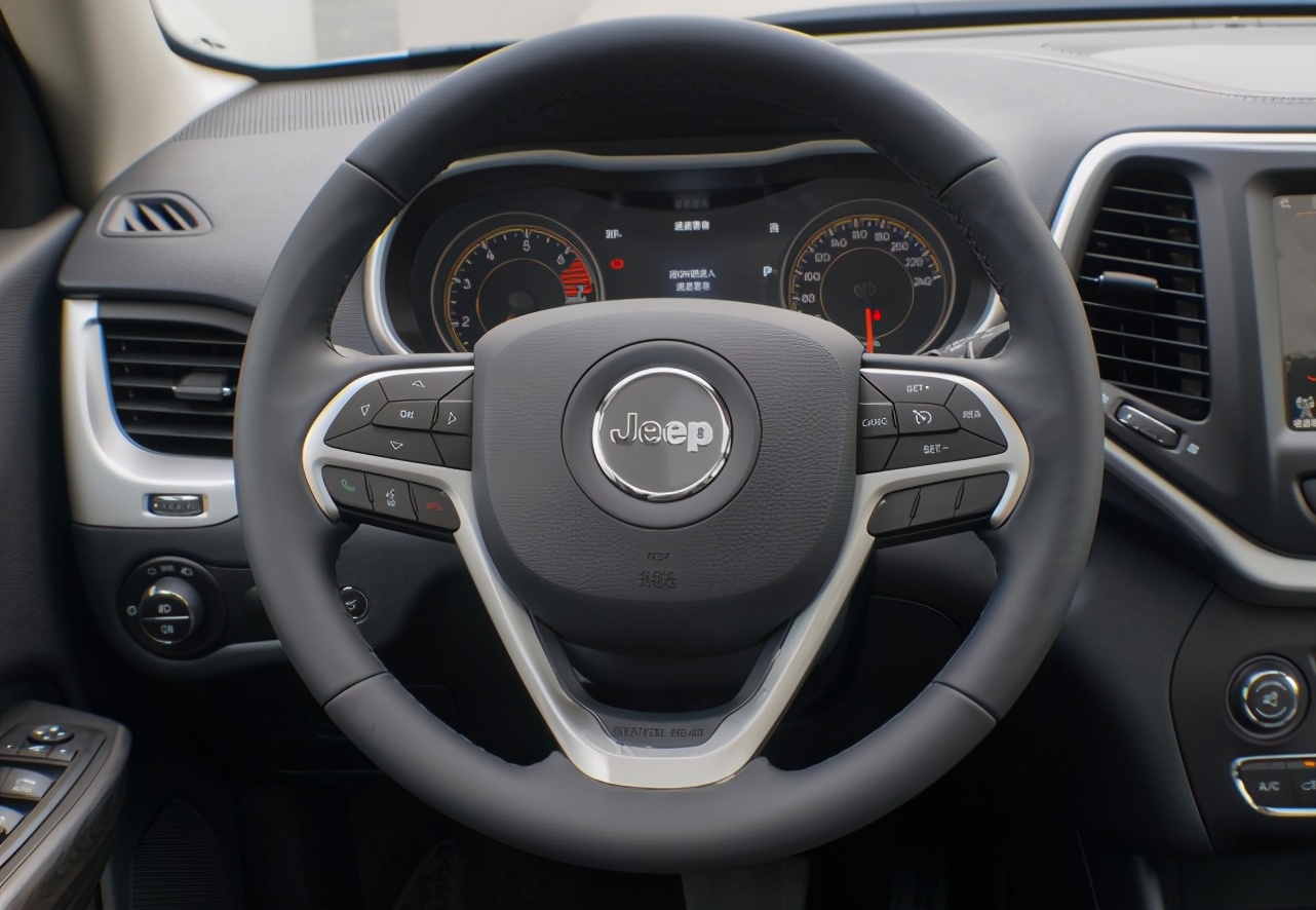 吉普自由光油耗一公里多少钱,17款吉普自由光油耗多少