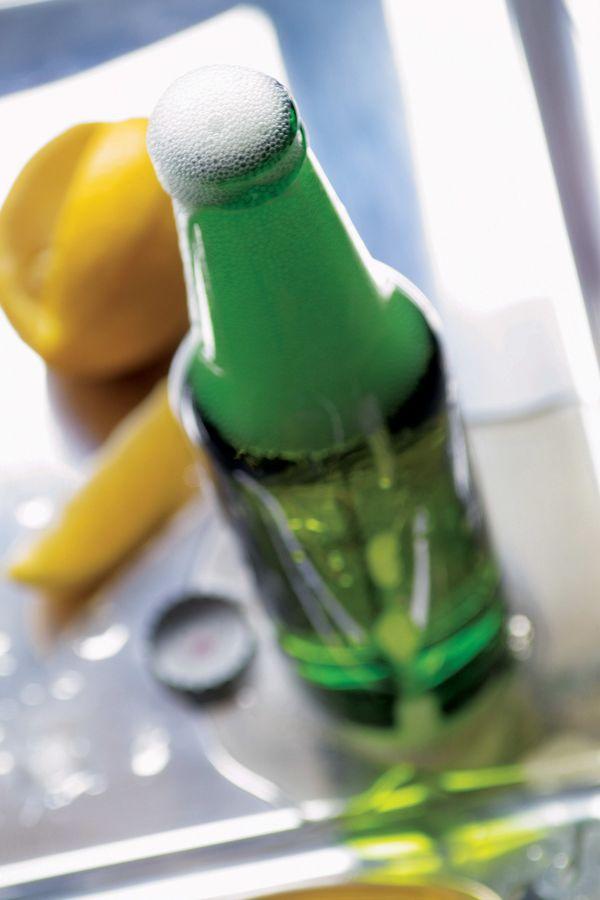 喝啤酒不用开瓶器，喝了十几年啤酒才知这个方法，女生都能轻易开