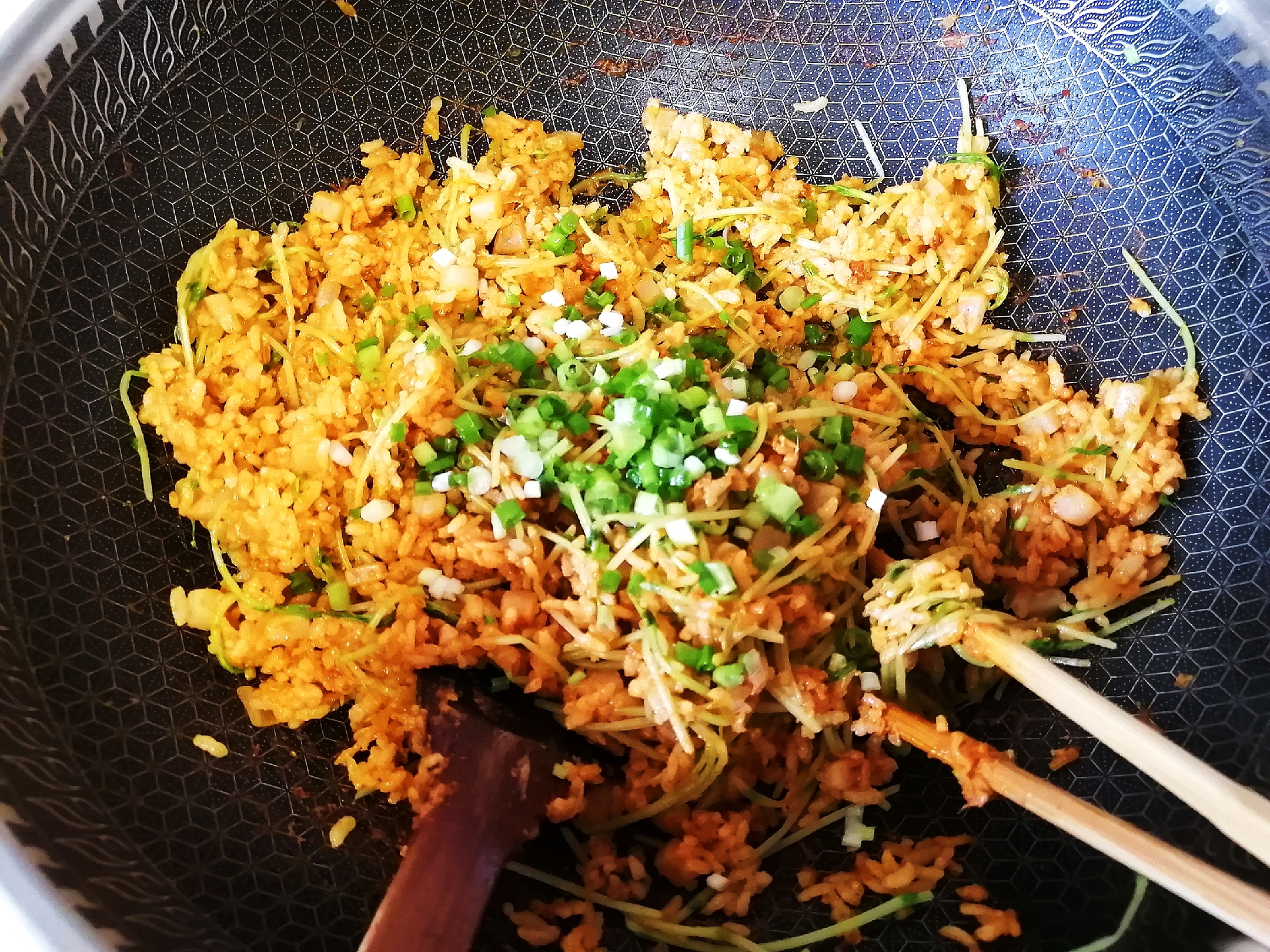 白米饭吃腻了怎样解决,白米饭鱿鱼炒饭