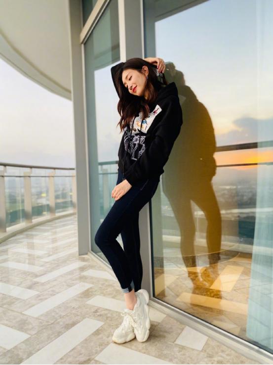 江疏影端庄大方,江疏影偷偷整理礼服