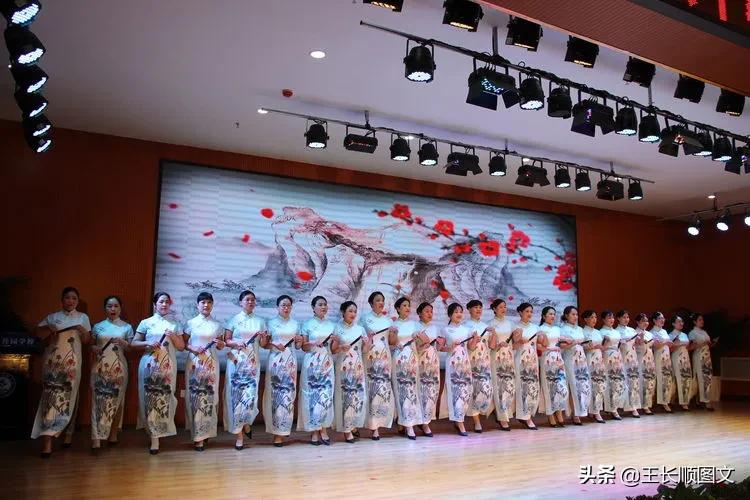 我校举行开学典礼暨教师节表彰会,学校召开教师节庆祝暨表彰大会