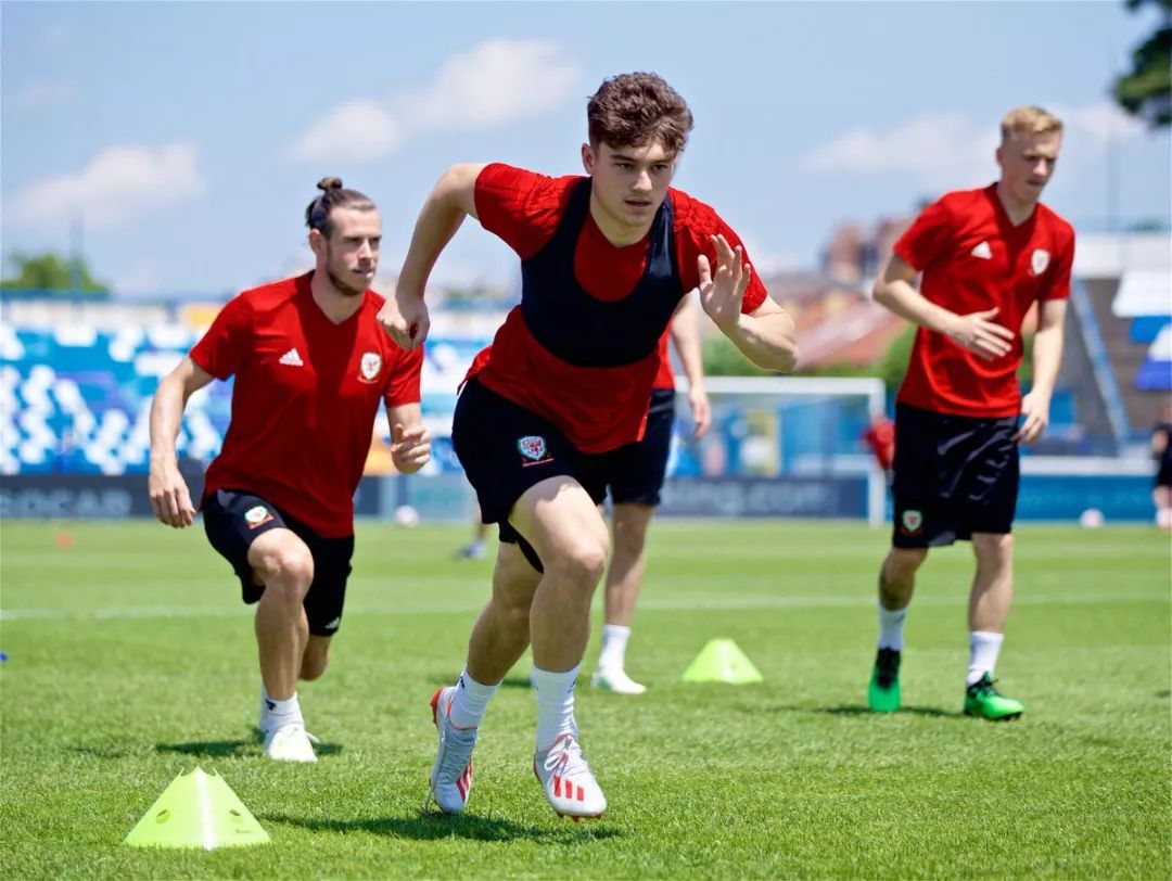 曼联官宣签下范德贝克,曼联同意8000万英镑签下马奎尔