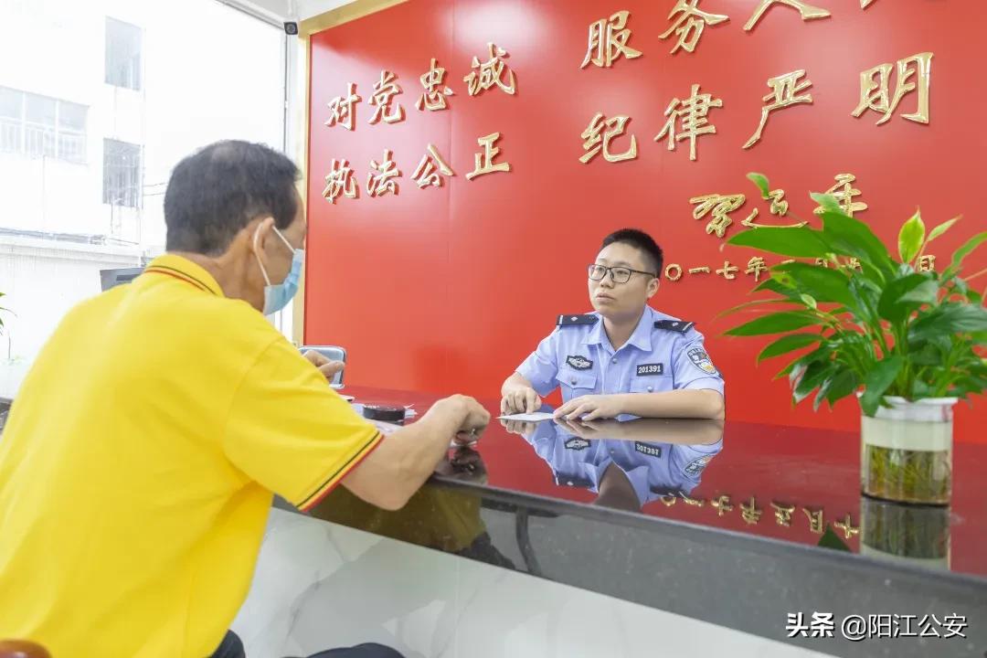 警民共筑连心桥携手保平安,社区警务室与社区共同开展工作