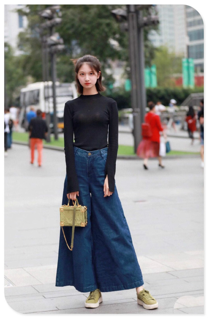 蜜桃裤脚设计这么宽松,可窝藏三个人了,真浪费布料!