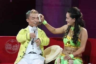 现实版最丑男娶漂亮老婆,一米二小矮人娶一米八漂亮媳妇