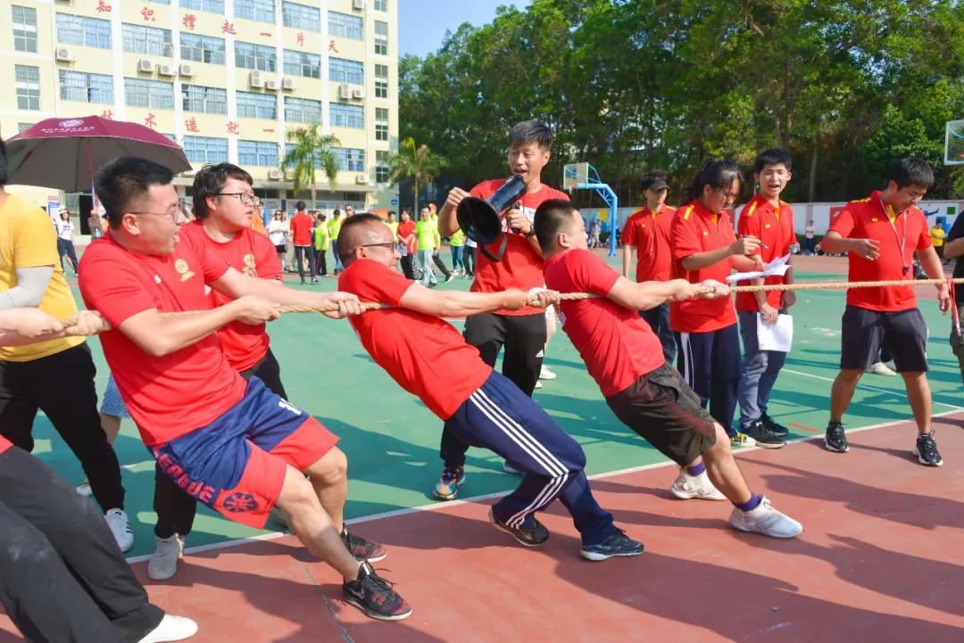 “老师,你拔河的样子真美!”“谁拍的赶紧撤!!!”