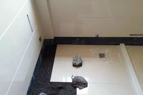 胶泥贴瓷片要加水泥吗,贴墙砖水泥跟胶泥的调配比例