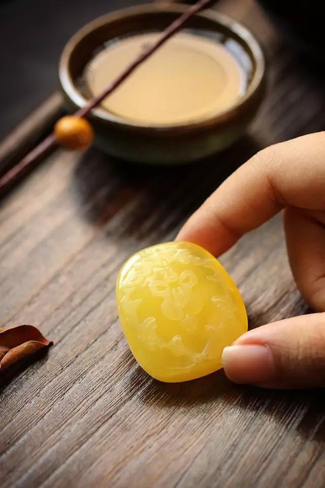 刚买回来的蜜蜡有裂痕有没有事,蜜蜡为什么没有碰就裂开了