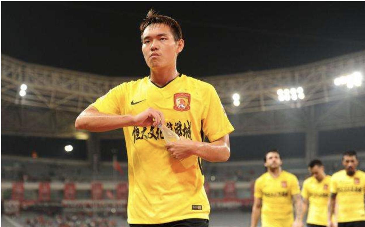 停球1米远，国奥一新星获赞停球哥，出口转内销实力很一般