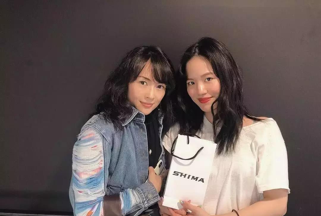 金晨：我们来自拍吧，张歆艺：先分我点头发...