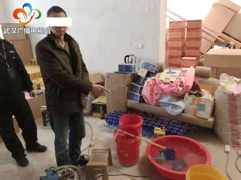 警方端掉一个假酒黑作坊,制假窝点假酒