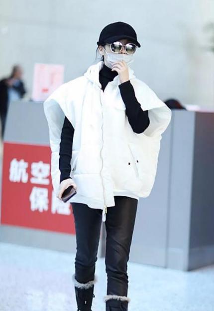 冬天时尚白色羽绒马甲穿搭,时尚百搭高档羽绒马甲穿出气质