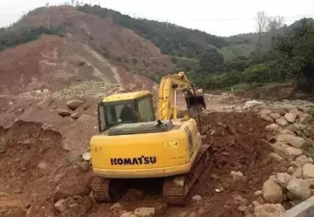 新疆开挖机工资,给老板开挖机要不到工资怎么办