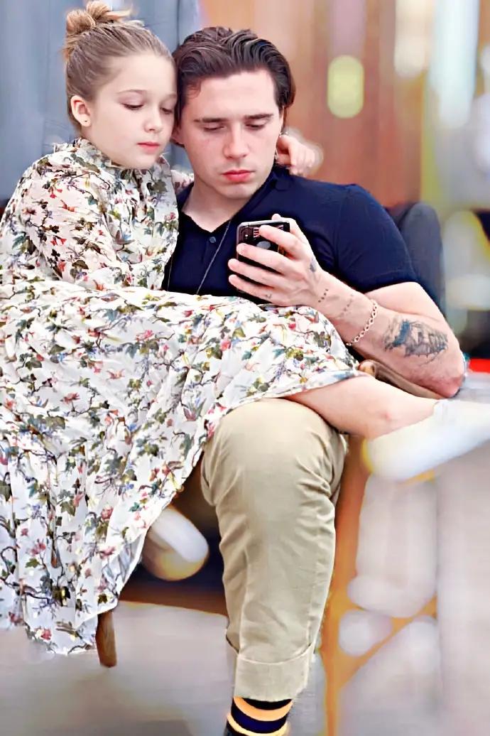 小七宅家化身美厨娘，光脚下厨超敬业，穿连衣裙胳膊好壮太抢镜