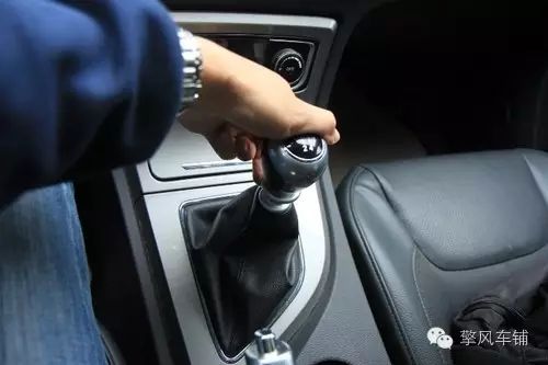汽车的换挡规律,汽车的换挡拨片如何操作