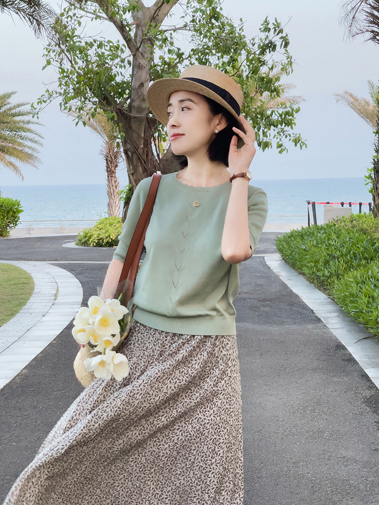 赏心悦目的针织上衣，像穿T恤一样简单却更轻松明快，敲有FLU