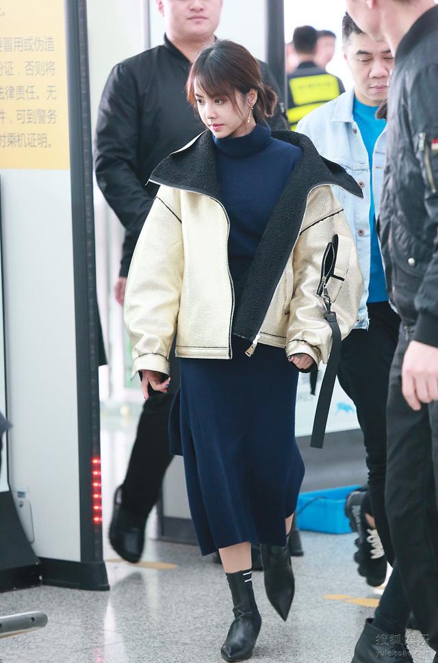 蔡依林礼服肩带,蔡依林台北开唱穿深v装