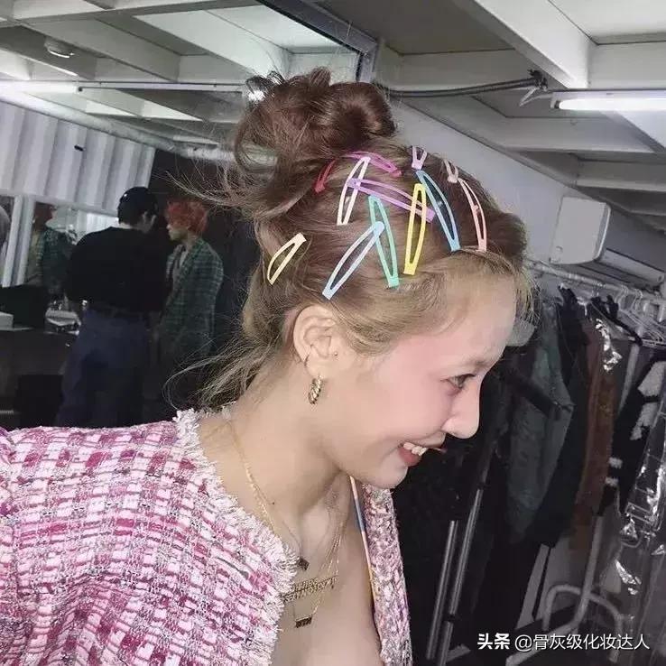 泫雅巅峰时期黑发红唇,泫雅深绿色