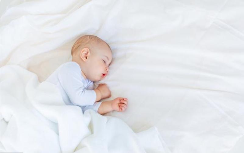 宝宝两个月睡整夜觉不吃奶正常吗,两个月宝宝睡整夜觉不喝奶怎么办