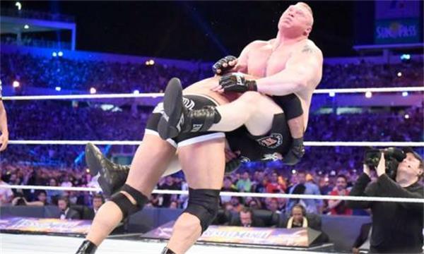 wwe高柏被巴蒂斯塔打,战神高柏和野兽巴蒂斯塔谁更厉害