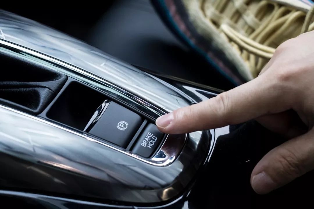 潮鞋与潮车是如此般配,90后年轻人就爱这一口