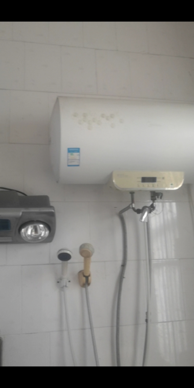 小时候农村用桶晒水洗澡,以前农村都是露天洗澡的吗