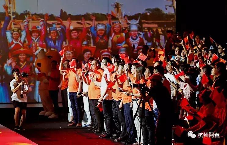 服装人放声高歌致敬祖国，广东时装周闭幕式上那激动人心的一刻