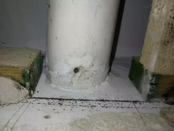 阳台装了铝扣板后漏水,阳台水管被打穿漏水