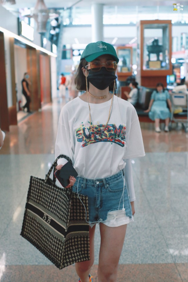 乃万惊艳的照片,乃万现身机场视频