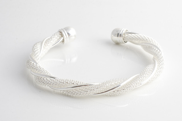 买的黄金褪色什么部门管,买的黄金变色了怎么办