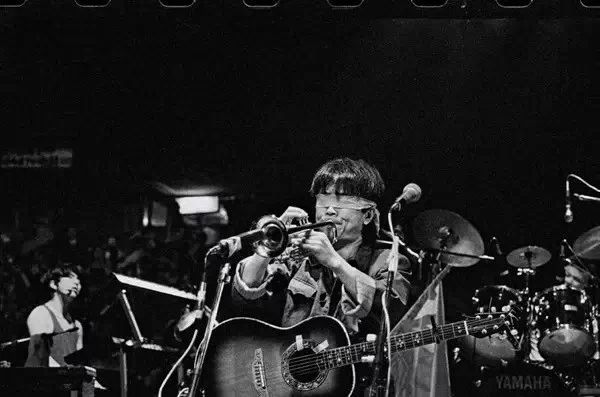 窦唯18岁,窦唯年轻时在香港演唱会吹笛子