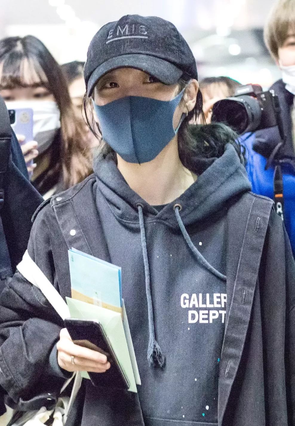 iu的时尚品味,iu穿杏色牛仔外套