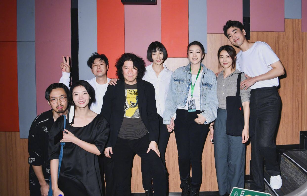 巩俐白衬衫配白裙,巩俐穿碎花裙显壮实力